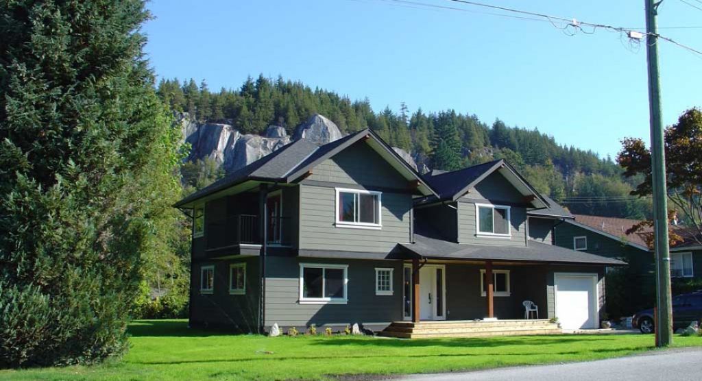 Exterior Smoke Bluff Residence home builders squamish